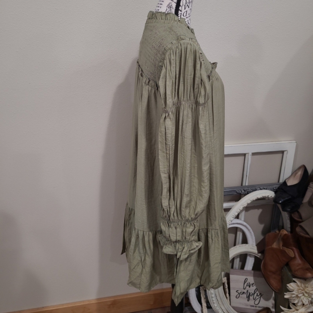 Moon River NWT Women's SZ M green Smocked Puffed Sleeve mini shift dress minimal - Picture 4 of 12